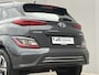 Hyundai Kona Electric EV Fashion 39 kWh / 3 fase laden / SOH 100% / Fabrieksgarantie accu t/m 05-2030 / Dealer Onderhouden / All-Season Banden / Stuur-/Stoelverwarming / Navigatie via Apple Carplay/Android Auto / Achteruitrijcamera /