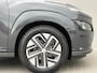 Hyundai Kona Electric EV Fashion 39 kWh / 3 fase laden / SOH 100% / Fabrieksgarantie accu t/m 05-2030 / Dealer Onderhouden / All-Season Banden / Stuur-/Stoelverwarming / Navigatie via Apple Carplay/Android Auto / Achteruitrijcamera /
