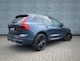 Volvo XC60 2.0 T8 Plug-in Hybrid AWD Ultra Black Edition | PHEV | Trekhaak | Luchtvering | Panoramadak | Harman Kardon Audio | Head-up Display | 360 Graden Camera | Keyless Entry | Elektrische Achterklep | Sportstoelen | Stoelverwarming voor en achter | Google Navigatie | Apple Carplay | Android Auto | Zitverlenging | 21" Lichtmetalen Velgen