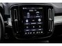 Volvo XC40 2.0 B4 Plus Dark | Trekhaak | Harman Kardon Audio | Achteruitrijcamera | Parkeersensoren | Keyless Entry | Elektrische Achterklep | Elektrisch Verstelbare Voorstoelen | Stoelverwarming | Google Navigatie | Apple Carplay | Android Auto | Lichtmetalen Velgen 18 inch