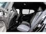 Volvo XC40 2.0 B4 Plus Dark | Trekhaak | Harman Kardon Audio | Achteruitrijcamera | Parkeersensoren | Keyless Entry | Elektrische Achterklep | Elektrisch Verstelbare Voorstoelen | Stoelverwarming | Google Navigatie | Apple Carplay | Android Auto | Lichtmetalen Velgen 18 inch