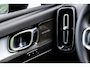Volvo XC40 2.0 B4 Plus Dark | Trekhaak | Harman Kardon Audio | Achteruitrijcamera | Parkeersensoren | Keyless Entry | Elektrische Achterklep | Elektrisch Verstelbare Voorstoelen | Stoelverwarming | Google Navigatie | Apple Carplay | Android Auto | Lichtmetalen Velgen 18 inch