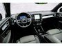 Volvo XC40 2.0 B4 Plus Dark | Trekhaak | Harman Kardon Audio | Achteruitrijcamera | Parkeersensoren | Keyless Entry | Elektrische Achterklep | Elektrisch Verstelbare Voorstoelen | Stoelverwarming | Google Navigatie | Apple Carplay | Android Auto | Lichtmetalen Velgen 18 inch