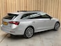 Skoda Octavia Combi 1.0 e-TSI Business Edition Plus Automaat | Panoramadak | Leer/alcantara bekleding | Stoel- en stuurverwarming | Achteruitrijcamera | Elektrisch uitklapbare trekhaak | Sfeerverlichting | Adaptieve cruise control
