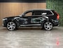 Volvo XC90 T8 AWD Recharge Inscription | Luchtvering | Trekhaak | 360 Camera | Harman Kardon | Adaptieve Cruise Control | Stoelverwarming voor+achter | Stuurwielverwarming | Schuifdak | 22 Inch | Full LED Meesturende koplampen | Standkachel met Volvo On Call App | Gelamineerde/geluidwerende zijruiten | Pilot Assist | BLIS Dode Hoek Detectie | Elektrische voorstoelen geheugen | Lederen bekleding | Zitting verlenging voorstoelen | Keyless Drive | Parkeersensoren voor+achter | Privacy Glass | Elektrisch bedienbare achterklep | Geïntegreerde zongordijnen achterportieren | Geïntegreerd kinderzitje achterin | 7-Persoons | 4-Zone Climate Control | DAB Radio | Apple Carplay/Android Auto | Alarm Klasse III | Volvo On Call met mobiele App functie | Onyx Black Metallic |