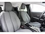 Peugeot 208 1.2 Hybrid 110 e-DCS6 Allure | Apple carplay/Android auto | Cruise control | Navigatie via APP. | Parkeersensoren achter | Lichtmetalen velgen |