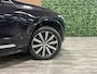 Volvo XC90 T8 AWD Recharge Inscription | 360° Camera | Head-Up Display | Harman Kardon | Adaptieve Cruise Control | Stoel en Stuurwielverwarming | Standkachel met Volvo On Call App | Pilot Assist | BLIS Dode Hoek Detectie | Schuifdak | Elektrische voorstoelen geheugen | Lederen bekleding | Zitting verlenging voorstoelen | 20 Inch | Keyless Drive | Parkeersensoren voor+achter | Privacy Glass | Elektrisch bedienbare achterklep | 7-Persoons | 4-Zone Climate Control | DAB Radio | Apple Carplay/Android Auto | Volvo On Call met mobiele App functie | Onyx Black Metallic |