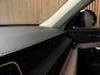 Volvo XC90 T8 AWD Recharge Ultra Dark | Luchtvering | Trekhaak | 360 Camera | Head-Up Display | Harman Kardon | 455pk | Adaptieve Cruise Control | Stoelverwarming voor+achter | Stuurwielverwarming | Schuifdak | Full LED Meesturende koplampen | Pilot Assist | BLIS Dode Hoek Detectie | Alcantara hemelbekleding | Lederen zonnekleppen en handgrepen | Elektrische voorstoelen geheugen | Quilted Nordico bekleding | Zitting verlenging voorstoelen | Lederen dashboard | 21 Inch | Google Infotainment | Keyless Drive | Privacy Glass | Elektrisch bedienbare achterklep | Geïntegreerd kinderzitje achterin | Geïntegreerde zongordijnen achterportieren | Verlichte instaplijsten | 7-Persoons | 4-Zone Climate Control | DAB Radio | Apple Carplay/Android Auto | Alarm Klasse III | Onyx Black Metallic |