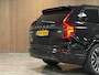 Volvo XC90 T8 AWD Recharge Ultra Dark | Luchtvering | Trekhaak | 360 Camera | Head-Up Display | Harman Kardon | 455pk | Adaptieve Cruise Control | Stoelverwarming voor+achter | Stuurwielverwarming | Schuifdak | Full LED Meesturende koplampen | Pilot Assist | BLIS Dode Hoek Detectie | Alcantara hemelbekleding | Lederen zonnekleppen en handgrepen | Elektrische voorstoelen geheugen | Quilted Nordico bekleding | Zitting verlenging voorstoelen | Lederen dashboard | 21 Inch | Google Infotainment | Keyless Drive | Privacy Glass | Elektrisch bedienbare achterklep | Geïntegreerd kinderzitje achterin | Geïntegreerde zongordijnen achterportieren | Verlichte instaplijsten | 7-Persoons | 4-Zone Climate Control | DAB Radio | Apple Carplay/Android Auto | Alarm Klasse III | Onyx Black Metallic |