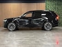 Volvo XC90 T8 AWD Recharge Ultra Dark | Luchtvering | Trekhaak | 360 Camera | Head-Up Display | Harman Kardon | 455pk | Adaptieve Cruise Control | Stoelverwarming voor+achter | Stuurwielverwarming | Schuifdak | Full LED Meesturende koplampen | Pilot Assist | BLIS Dode Hoek Detectie | Alcantara hemelbekleding | Lederen zonnekleppen en handgrepen | Elektrische voorstoelen geheugen | Quilted Nordico bekleding | Zitting verlenging voorstoelen | Lederen dashboard | 21 Inch | Google Infotainment | Keyless Drive | Privacy Glass | Elektrisch bedienbare achterklep | Geïntegreerd kinderzitje achterin | Geïntegreerde zongordijnen achterportieren | Verlichte instaplijsten | 7-Persoons | 4-Zone Climate Control | DAB Radio | Apple Carplay/Android Auto | Alarm Klasse III | Onyx Black Metallic |