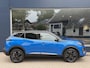 Peugeot 2008 1.2 Hybrid 145 PK GT | 1e Eigenaarsauto nieuw door Thalen geleverd | Alcantara Interieurpakket | Navigatie | 360 Graden Camera | 18" Lichtmetalen Velgen | Stoelverwarming | Full LED Verlichting | Dode Hoek Detectie | Cruise Control | DAB+ Radio | Keyless Entry & TSart | Draadloze Telefoonlader | Apple Carplay & Android Auto |