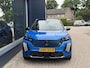 Peugeot 2008 1.2 Hybrid 145 PK GT | 1e Eigenaarsauto nieuw door Thalen geleverd | Alcantara Interieurpakket | Navigatie | 360 Graden Camera | 18" Lichtmetalen Velgen | Stoelverwarming | Full LED Verlichting | Dode Hoek Detectie | Cruise Control | DAB+ Radio | Keyless Entry & TSart | Draadloze Telefoonlader | Apple Carplay & Android Auto |