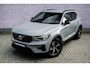 Volvo XC40 2.0 B4 Plus Dark | Trekhaak | Harman Kardon Audio | Achteruitrijcamera | Parkeersensoren | Keyless Entry | Elektrische Achterklep | Elektrisch Verstelbare Voorstoelen | Stoelverwarming | Google Navigatie | Apple Carplay | Android Auto | Lichtmetalen Velgen 18 inch