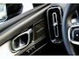 Volvo XC40 2.0 B4 Plus Dark | Trekhaak | Harman Kardon Audio | Achteruitrijcamera | Parkeersensoren | Keyless Entry | Elektrische Achterklep | Elektrisch Verstelbare Voorstoelen | Stoelverwarming | Google Navigatie | Apple Carplay | Android Auto | Lichtmetalen Velgen 18 inch