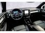 Volvo XC40 2.0 B4 Plus Dark | Trekhaak | Harman Kardon Audio | Achteruitrijcamera | Parkeersensoren | Keyless Entry | Elektrische Achterklep | Elektrisch Verstelbare Voorstoelen | Stoelverwarming | Google Navigatie | Apple Carplay | Android Auto | Lichtmetalen Velgen 18 inch