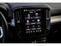 Volvo XC40 2.0 B4 Plus Dark | Trekhaak | Harman Kardon Audio | Achteruitrijcamera | Parkeersensoren | Keyless Entry | Elektrische Achterklep | Elektrisch Verstelbare Voorstoelen | Stoelverwarming | Google Navigatie | Apple Carplay | Android Auto | Lichtmetalen Velgen 18 inch