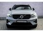 Volvo XC40 2.0 B4 Plus Dark | Trekhaak | Harman Kardon Audio | Achteruitrijcamera | Parkeersensoren | Keyless Entry | Elektrische Achterklep | Elektrisch Verstelbare Voorstoelen | Stoelverwarming | Google Navigatie | Apple Carplay | Android Auto | Lichtmetalen Velgen 18 inch