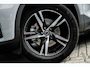 Volvo XC40 2.0 B4 Plus Dark | Trekhaak | Harman Kardon Audio | Achteruitrijcamera | Parkeersensoren | Keyless Entry | Elektrische Achterklep | Elektrisch Verstelbare Voorstoelen | Stoelverwarming | Google Navigatie | Apple Carplay | Android Auto | Lichtmetalen Velgen 18 inch