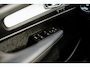 Volvo XC40 2.0 B4 Plus Dark | Trekhaak | Harman Kardon Audio | Achteruitrijcamera | Parkeersensoren | Keyless Entry | Elektrische Achterklep | Elektrisch Verstelbare Voorstoelen | Stoelverwarming | Google Navigatie | Apple Carplay | Android Auto | Lichtmetalen Velgen 18 inch
