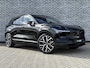 Volvo EX30 P5 Long Range Plus Black Edition Europa 69 kWh | Google Services | Adaptieve Cruise Control | BLIS | Harman Kardon Audio | Elektr. verstelbare voorstoelen | Stoelverwarming | Verwarmd stuurwiel | Warmtepomp | 20" lichtmetalen velgen |