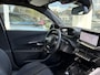 Peugeot e-2008 EV GT Avantage 50 kWh | 360gr camera | Dodehoek detectie | Adaptieve Cruise | Navigatie | Full LED | Two Tone