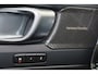 Volvo EC40 Performance Ultra Black Edition 82 kWh - Panoramadak - IntelliSafe Assist & Surround - 360º Camera - Harman/Kardon audio - Verwarmde voorstoelen, stuur & achterbank - Parkeersensoren voor & achter - Elektr. bedienb. voorstoelen met geheugen links - Draadloze tel. lader - Warmtepomp - 20' LMV
