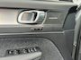Volvo XC40 2.0 B4 Plus Dark | Trekhaak | Harman Kardon Audio | Achteruitrijcamera | Parkeersensoren | Keyless Entry | Elektrische Achterklep | Elektrisch Verstelbare Voorstoelen | Stoelverwarming | Google Navigatie | Apple Carplay | Android Auto | Lichtmetalen Velgen 18 inch