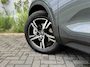 Volvo XC40 2.0 B4 Plus Dark | Trekhaak | Harman Kardon Audio | Achteruitrijcamera | Parkeersensoren | Keyless Entry | Elektrische Achterklep | Elektrisch Verstelbare Voorstoelen | Stoelverwarming | Google Navigatie | Apple Carplay | Android Auto | Lichtmetalen Velgen 18 inch