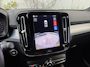 Volvo XC40 2.0 B4 Plus Dark | Trekhaak | Harman Kardon Audio | Achteruitrijcamera | Parkeersensoren | Keyless Entry | Elektrische Achterklep | Elektrisch Verstelbare Voorstoelen | Stoelverwarming | Google Navigatie | Apple Carplay | Android Auto | Lichtmetalen Velgen 18 inch
