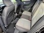 Volvo XC40 2.0 B4 Plus Dark | Trekhaak | Harman Kardon Audio | Achteruitrijcamera | Parkeersensoren | Keyless Entry | Elektrische Achterklep | Elektrisch Verstelbare Voorstoelen | Stoelverwarming | Google Navigatie | Apple Carplay | Android Auto | Lichtmetalen Velgen 18 inch
