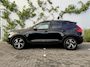 Volvo XC40 2.0 B4 Plus Dark | Trekhaak | Harman Kardon Audio | Achteruitrijcamera | Parkeersensoren | Keyless Entry | Elektrische Achterklep | Elektrisch Verstelbare Voorstoelen | Stoelverwarming | Google Navigatie | Apple Carplay | Android Auto | Lichtmetalen Velgen 18 inch