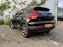 Volvo XC40 2.0 B4 Plus Dark | Trekhaak | Harman Kardon Audio | Achteruitrijcamera | Parkeersensoren | Keyless Entry | Elektrische Achterklep | Elektrisch Verstelbare Voorstoelen | Stoelverwarming | Google Navigatie | Apple Carplay | Android Auto | Lichtmetalen Velgen 18 inch