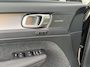 Volvo XC40 2.0 B4 Plus Dark | Trekhaak | Harman Kardon Audio | Achteruitrijcamera | Parkeersensoren | Keyless Entry | Elektrische Achterklep | Elektrisch Verstelbare Voorstoelen | Stoelverwarming | Google Navigatie | Apple Carplay | Android Auto | Lichtmetalen Velgen 18 inch