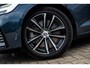 Volvo V60 2.0 T8 Plug-in Hybrid AWD Plus Dark | PHEV Long Range | Trekhaak | Sportstoelen | Panoramadak | Harman Kardon Audio | Head-up Display | 360 Graden Camera | Stoelverwarming voor en achter | Keyless Entry | Elektrische Achterklep | Elektrisch Verstelbare Voorstoelen | Cruise Control Adaptief | BLIS | Google Navigatie | Apple Carplay | Android Auto