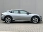 Kia EV6 Edition 77.4 kWh / SOH 100% / Fabrieksgarantie tot 16-04-2032 / 1.600 kg trekgewicht / Android Auto & Apple Carplay / Navigatie / Cruise Control Adaptief / Climate Control / DAB / Draadloze Telefoonlader / Camera / Parkeerassistent / 19" Lichtmetalen Wielen / Keyless entry & start /