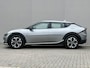 Kia EV6 Edition 77.4 kWh / SOH 100% / Fabrieksgarantie tot 16-04-2032 / 1.600 kg trekgewicht / Android Auto & Apple Carplay / Navigatie / Cruise Control Adaptief / Climate Control / DAB / Draadloze Telefoonlader / Camera / Parkeerassistent / 19" Lichtmetalen Wielen / Keyless entry & start /
