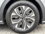 Kia EV6 Edition 77.4 kWh / SOH 100% / Fabrieksgarantie tot 16-04-2032 / 1.600 kg trekgewicht / Android Auto & Apple Carplay / Navigatie / Cruise Control Adaptief / Climate Control / DAB / Draadloze Telefoonlader / Camera / Parkeerassistent / 19" Lichtmetalen Wielen / Keyless entry & start /