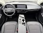 Kia EV6 Edition 77.4 kWh / SOH 100% / Fabrieksgarantie tot 16-04-2032 / 1.600 kg trekgewicht / Android Auto & Apple Carplay / Navigatie / Cruise Control Adaptief / Climate Control / DAB / Draadloze Telefoonlader / Camera / Parkeerassistent / 19" Lichtmetalen Wielen / Keyless entry & start /