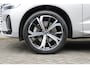 Volvo XC60 2.0 T8 Plug-in hybrid AWD Ultimate Dark | Luchtvering | Gelaagde Zijruiten | Tailored Wool Blend Interieur | Volvo Guard Alarmklasse 3 | Bowers & Wilkins Geluidssysteem | Trekhaak | Panoramisch Schuif-/Kanteldak | 21-Inch Lichtmetalen Velgen | Elektrisch Verstelbare Voorstoelen | Stuurverwarming | Stoelverwarming Voor- en Achter | Google Services | Volvo Car UX Infotainment | Head-up Display | Lederlook Dashboard | 360 Graden Parkeercamera | Adaptieve Cruise Control | Pilot Assist | BLIS | Parkeersensoren Voor & Achter |
