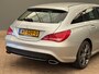 Mercedes-Benz CLA Shooting Brake 180 OrangeArt Edition Leder/Stof Sportstoelen | Stoelverwarming | Parkeersensoren Rondom | Airco | Cruise | 17" Lichtmetaal | 360° Parkeersensoren | AMG-styling | Airco