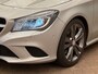 Mercedes-Benz CLA Shooting Brake 180 OrangeArt Edition Leder/Stof Sportstoelen | Stoelverwarming | Parkeersensoren Rondom | Airco | Cruise | 17" Lichtmetaal | 360° Parkeersensoren | AMG-styling | Airco