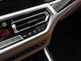 BMW 3-Serie Touring 330e Sport 292Pk Automaat (APPLE CARPLAY, SOH 90,2%, GROOT NAVI, COGNAC LEDER, CAMERA, STOELVERWARMING, SFEERVERLICHTING, ELEK ACHTERKLEP, GETINT GLAS, NIEUWSTAAT)
