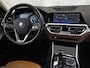 BMW 3-Serie Touring 330e Sport 292Pk Automaat (APPLE CARPLAY, SOH 90,2%, GROOT NAVI, COGNAC LEDER, CAMERA, STOELVERWARMING, SFEERVERLICHTING, ELEK ACHTERKLEP, GETINT GLAS, NIEUWSTAAT)
