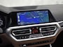 BMW 3-Serie Touring 330e Sport 292Pk Automaat (APPLE CARPLAY, SOH 90,2%, GROOT NAVI, COGNAC LEDER, CAMERA, STOELVERWARMING, SFEERVERLICHTING, ELEK ACHTERKLEP, GETINT GLAS, NIEUWSTAAT)