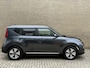 Kia e-Soul ExecutiveLine 64 kWh | Lederen bekleding | Trekhaak afneembaar | Adaptieve cruise | Lane assist | Navigatie | Apple CarPlay | Harman / Kardon | Head-up display | Keyless | LED | DAB | Stoelverwarming&koeling | Stuurverwarming | 17 inch velgen | Camera | Volledig onderhouden