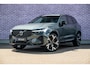 Volvo XC60 T8 Plug-in hybrid AWD Ultra Dark Executive Edition | Bowers & Wilkins | Luchtvering | 22" | Massagefunctie voorstoelen | Zwarte hemelbekleding | Head-Up Display | Getint Glas | Memory Seats |