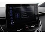 Toyota Corolla 1.8 Hybrid Style | Trekhaak | Navigatie | Head-up display | Stoelverwarming | Full LED | Parkeersensoren voor/achter | Keyless | Adaptive Cruise | Clima | Apple Carplay / Android Auto | Camera | 17 inch