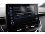 Toyota Corolla 1.8 Hybrid Style | Trekhaak | Navigatie | Head-up display | Stoelverwarming | Full LED | Parkeersensoren voor/achter | Keyless | Adaptive Cruise | Clima | Apple Carplay / Android Auto | Camera | 17 inch