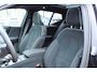 Volvo XC40 B4 Plus Dark | Panoramadak | Trekhaak | Verwarmbare voorstoelen en stuurwiel | Premium audio by Harman Kardon | Adaptieve cruise control
