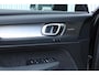 Volvo XC40 B4 Plus Dark | Panoramadak | Trekhaak | Verwarmbare voorstoelen en stuurwiel | Premium audio by Harman Kardon | Adaptieve cruise control